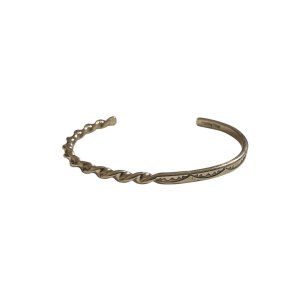 画像1: INDIAN JEWELRY  NAVAJO族 SILVER STAMP&TWIST HALF BANGLE /ナバホ族 シルバー スタンプワーク ツイスト ハーフ バングル インディアンジュエリー (1)