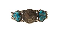 INDIAN JEWELRY  Taos Pueblo族 lawrence archuleta作 SILVER×KINGMANTURQUOISE COIN BANGLE /タオスプエブロ族 シルバー コイン キングマンターコイズ バングル インディアンジュエリー 