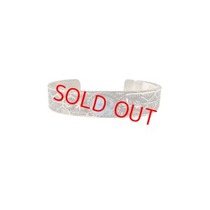 画像1: INDIAN JEWELRY  NAVAJO族 HENRY MARIANO作 SILVER×GOLDENHILL TURQUOISE スタンプワーク BANGLE /ナバホ族 ヘンリーマリアーノ作 シルバー ゴールデンヒル ターコイズ バングル インディアンジュエリー 