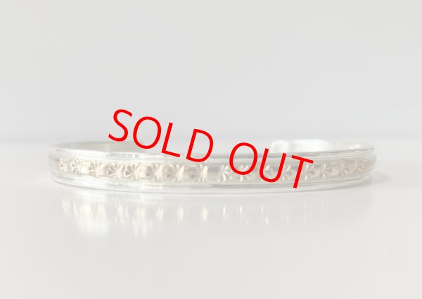 画像1: INDIAN JEWELRY  NAVAJO族 KING PINO作 SILVER×14K GF スタンプワーク BANGLE (1)/ナバホ族 キングピノ作 シルバー ゴールド バングル インディアンジュエリー  (1)