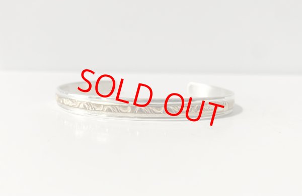 画像1: INDIAN JEWELRY  NAVAJO族 KING PINO作 SILVER×14K GF スタンプワーク BANGLE (2)/ナバホ族 キングピノ作 シルバー ゴールド バングル インディアンジュエリー  (1)